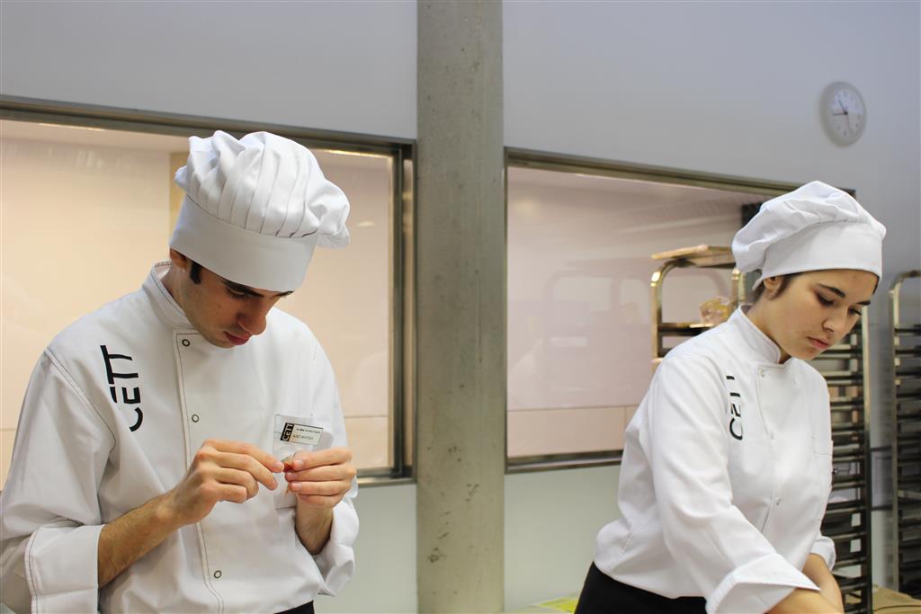 El pop-up de los alumnos de cuarto del Grado en Ciencias Culinarias y Gastronómicas del CETT deslumbra a foodies y periodistas gastronómicos